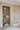 Open inbouwkast met decoratie van natuurlijke materialen