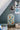 Blauwe muur met posters en magnetisch bord