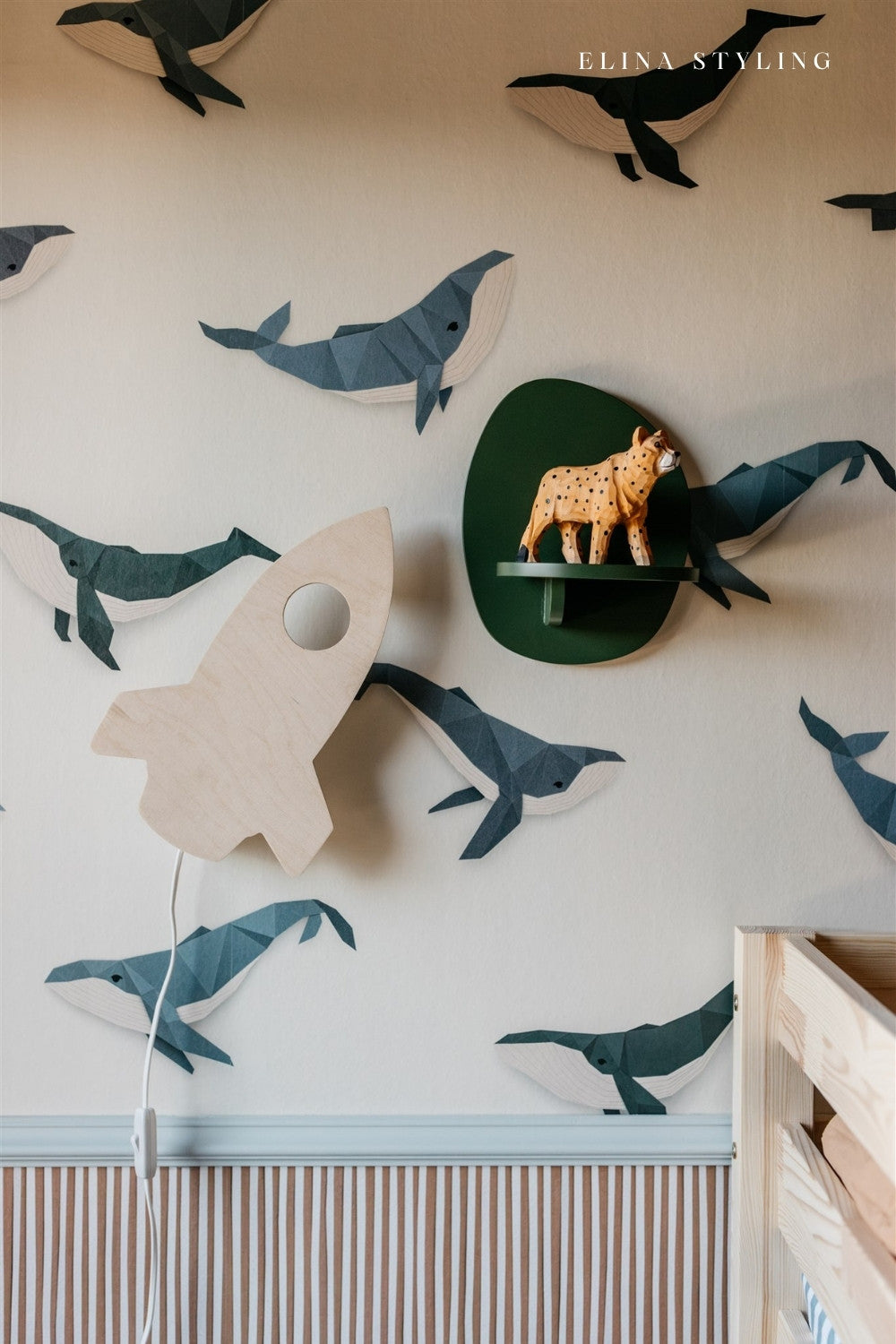walvisbehang met wandlamp en deco aan muur