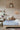 Bed en bureau met daaromheen decoratie